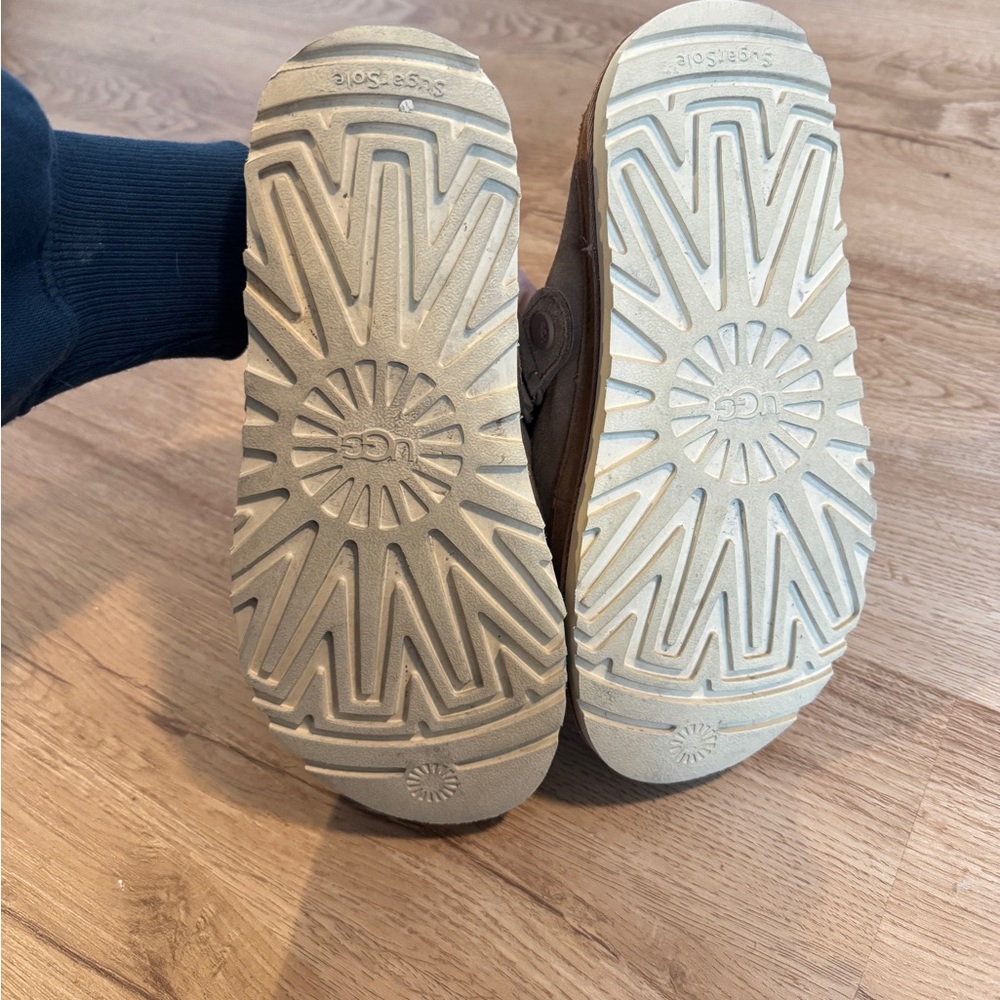 UGG Chestnut Goldenstar Clogs - Picture 5 of 8